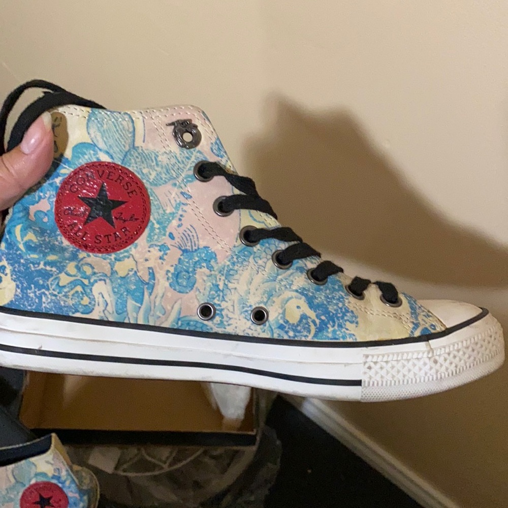 Converse shoes mens 7 womens 9.5